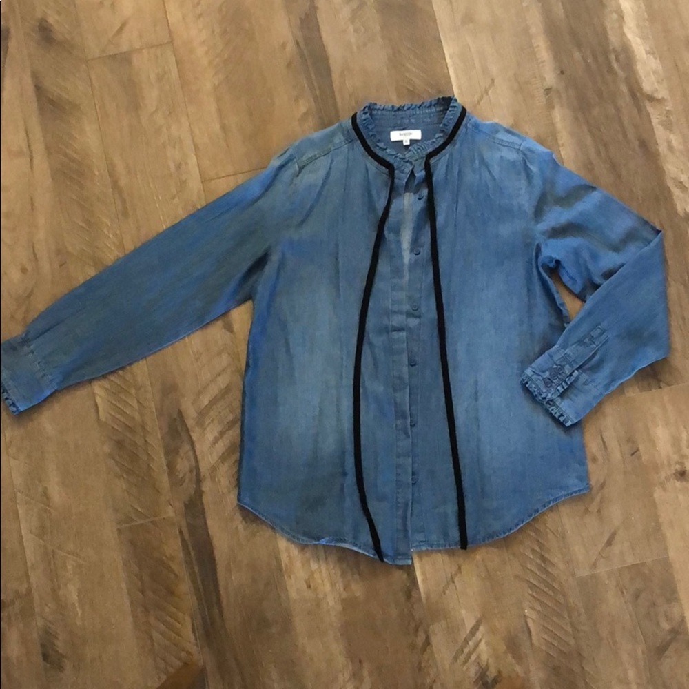 Kensie Chambray Button up. NEVER BEEN WORN